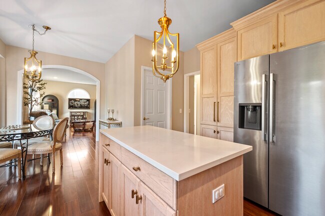 Building Photo - 142 N Dixon Dr