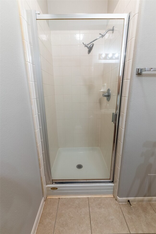 Building Photo - 6607 Lake Woodlands Dr