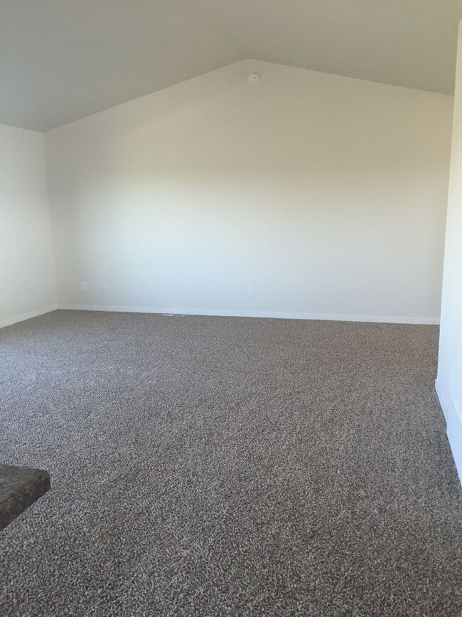 Building Photo - 3 Bed 2 Bath Twin Home