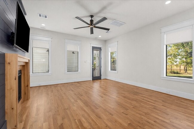 Building Photo - 726 E 28th St