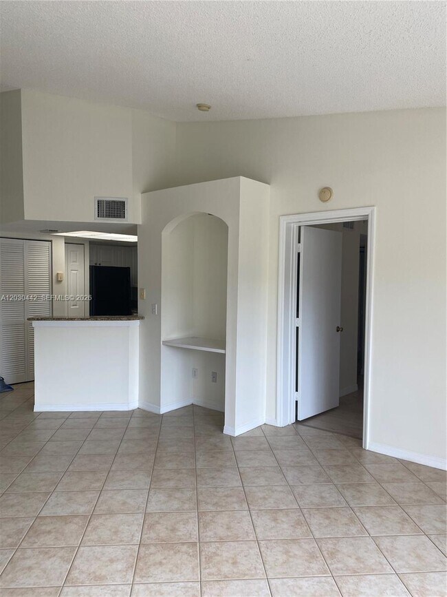 Building Photo - 300 Crestwood Ct N
