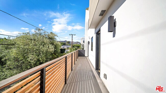 Building Photo - 1123 N Formosa Ave