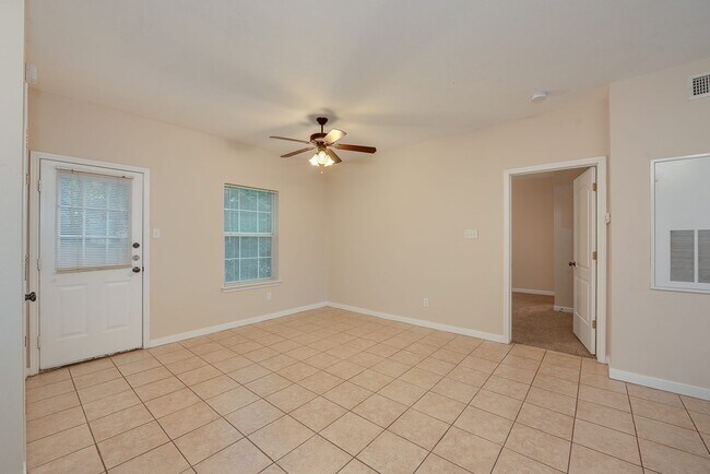 Building Photo - 2 Bed + 2 Bath - Spacious Floorplan A