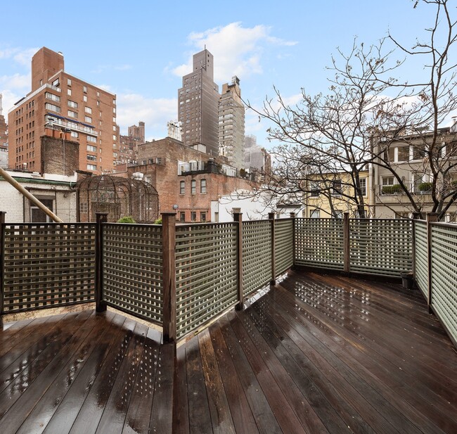 Building Photo - Massive duplex 3 br/2.5bath Private terrace