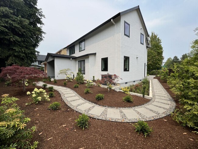 Building Photo - 17402 NW Lone Rock Dr