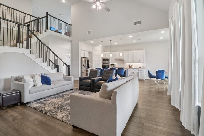 Building Photo - 1329 Stoneleigh Pl