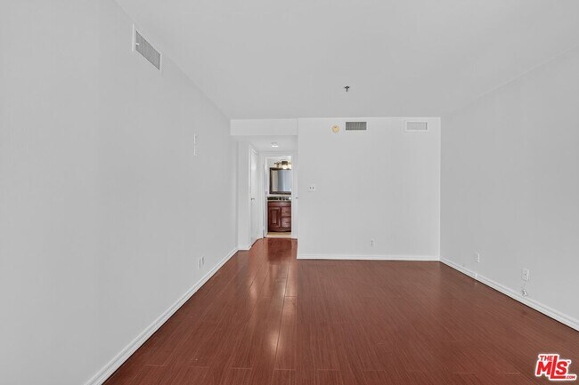 Building Photo - 10660 Wilshire Blvd