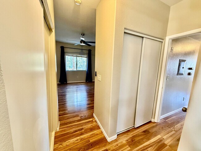 Building Photo - 2 bedroom condo in gated SE location.