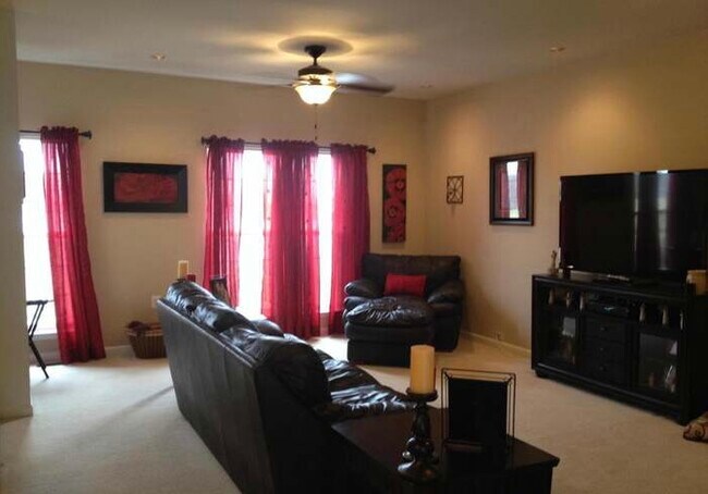 Building Photo - 1065 Lake Pelham Dr