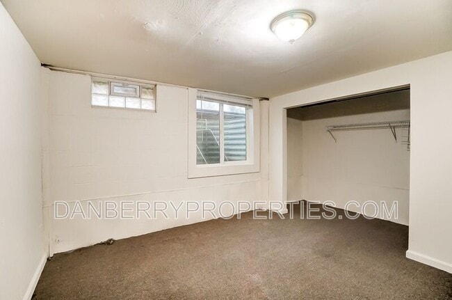 Building Photo - 915 Independence Rd