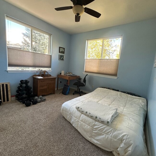 Building Photo - Spacious  3 bedroom 2.5 bathroom townhouse