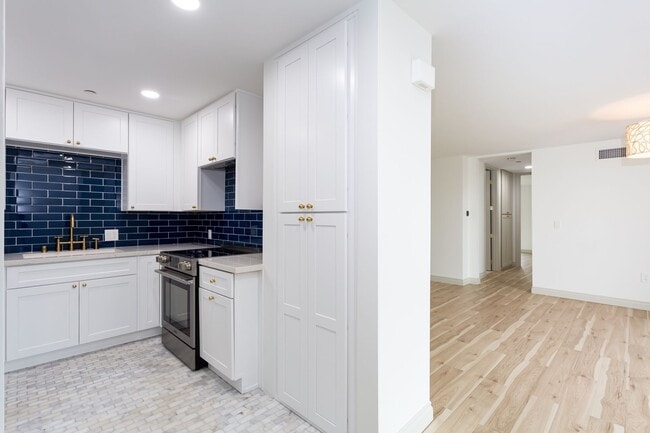 Building Photo - Trendy Hillcrest Condo