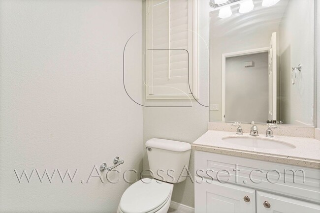 Building Photo - Beautiful 3 Bed/3.5 Bath Condo In Tustin!