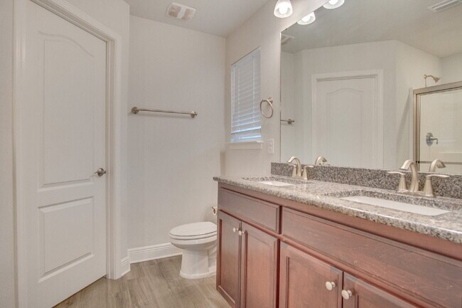 Building Photo - Beautiful North Pensacola 3BR Home with Oversized Primary Suite, Double Vanity Bath, 2-Car Garage...