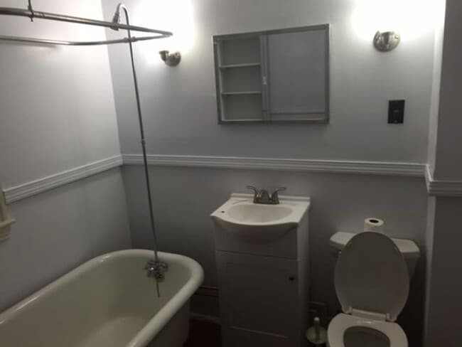 Building Photo - Gorgeous, Spacious Victorian-style Apt w/ ...