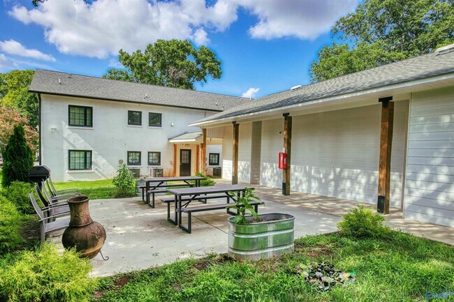 Building Photo - 1122 NE Wellman Ave