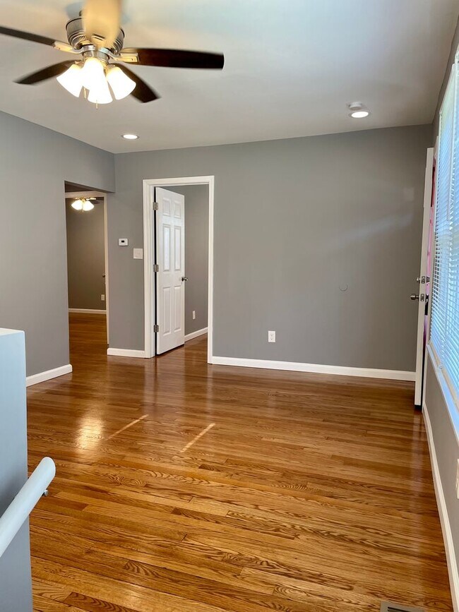 Building Photo - COMING SOON! Beautifully renovated single-...