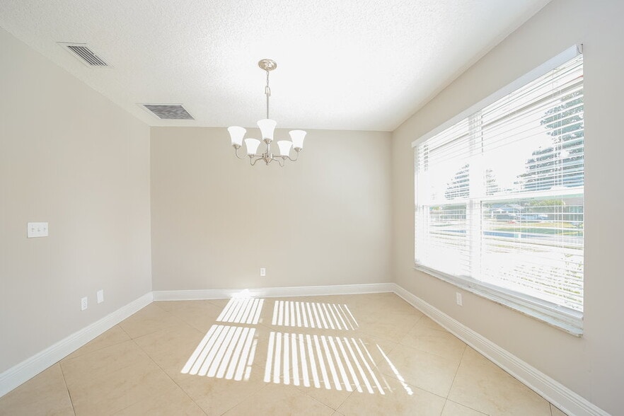 Building Photo - 3127 Watson Dr S