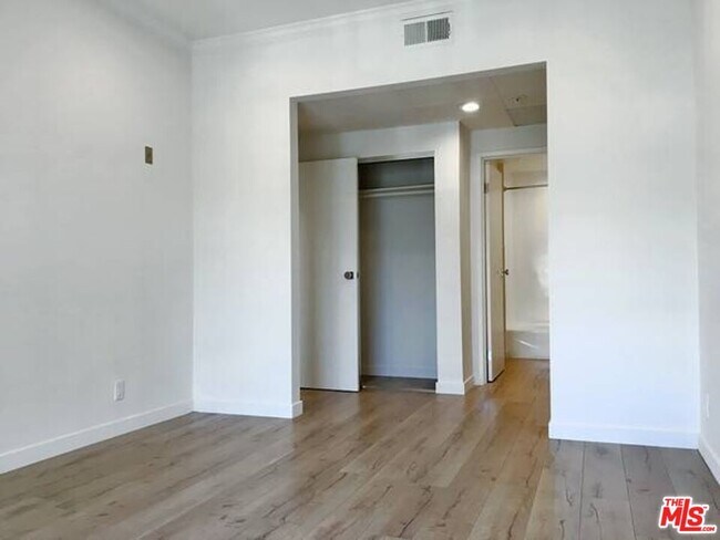 Building Photo - 301 S Swall Dr