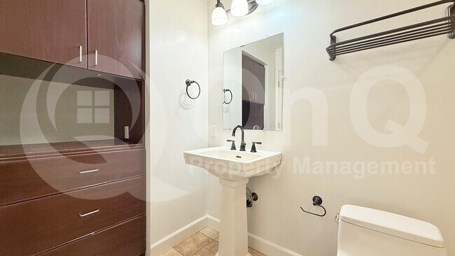 Building Photo - 3821 S Kenwood Ln