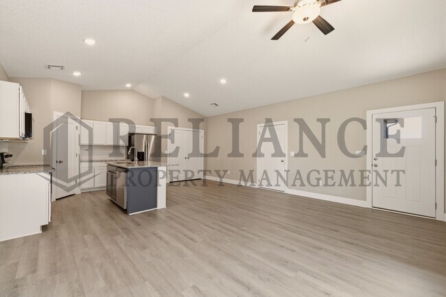 Building Photo - 2755 S Greenleaf St