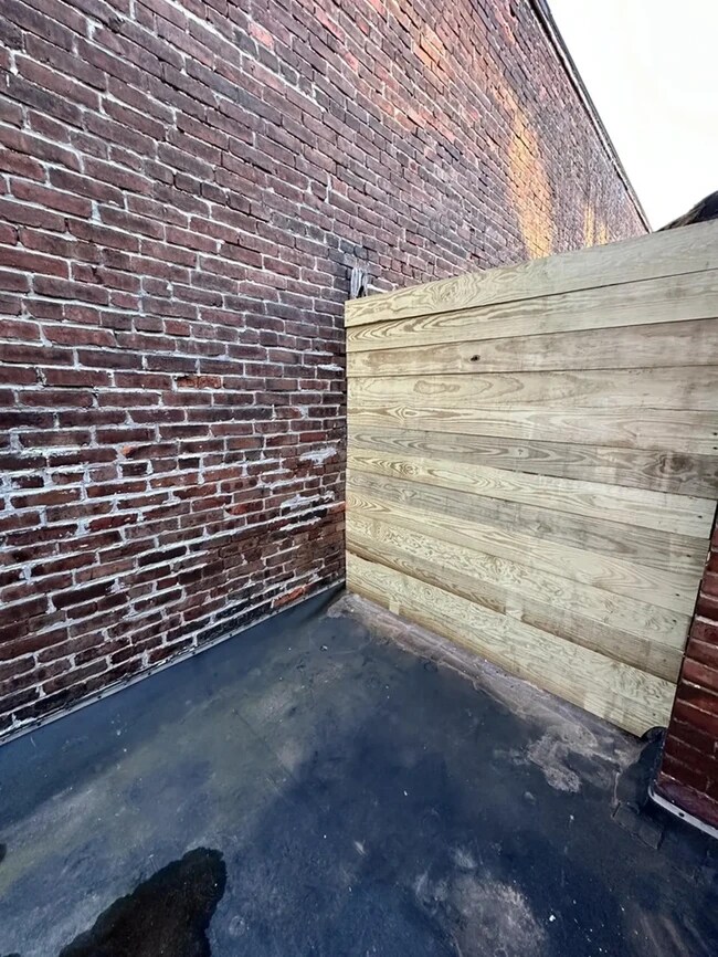 Building Photo - 348 N Mulberry St