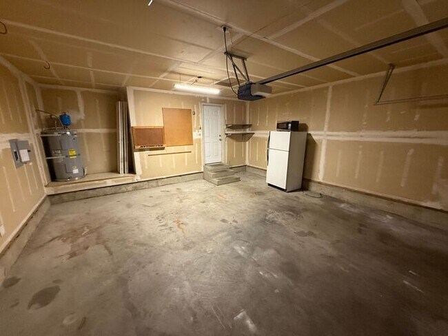 Building Photo - Puyallup 2 PLUS bedroom, 2 bath Large dupl...