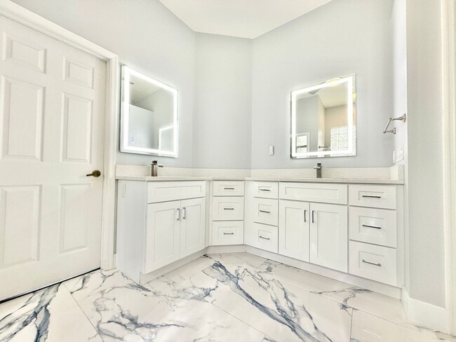 Building Photo - Executive 4bedrooms/3baths Dream pool-home...