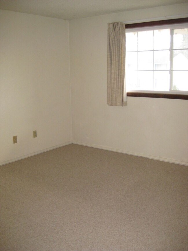 Building Photo - 2-Bedroom Townhouse in South Corvallis!
