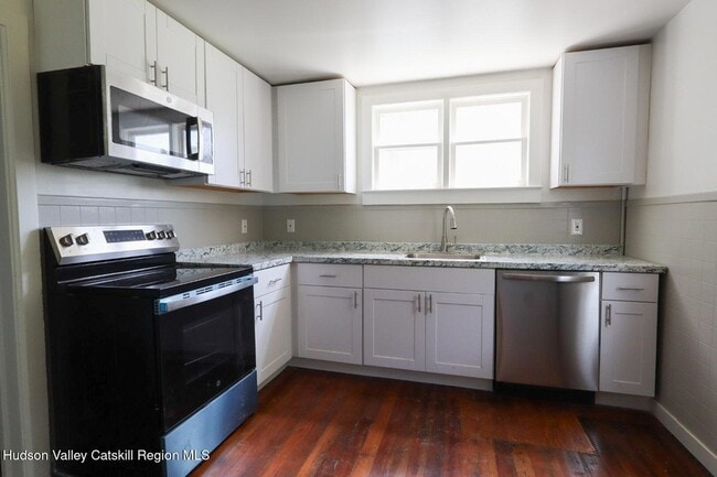 Building Photo - 16 Maple St