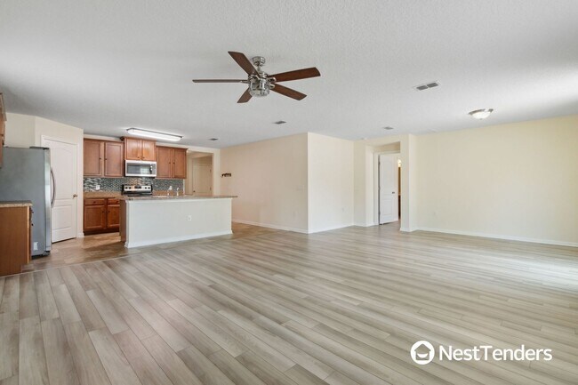 Building Photo - Four Bedroom Just Off Amelia Concourse!