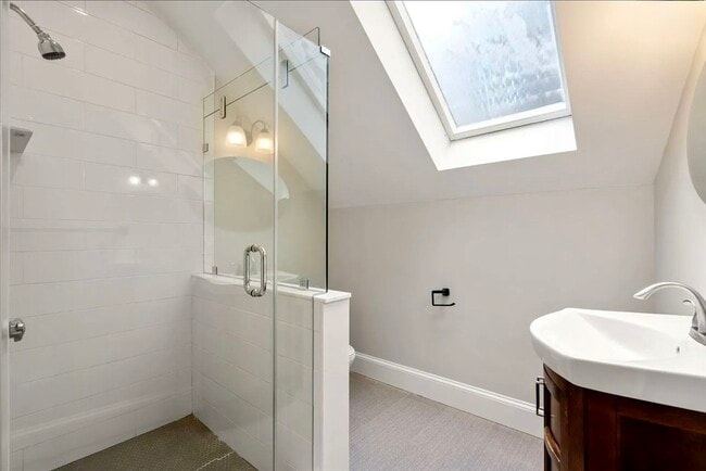 Building Photo - 129 Sutherland Rd