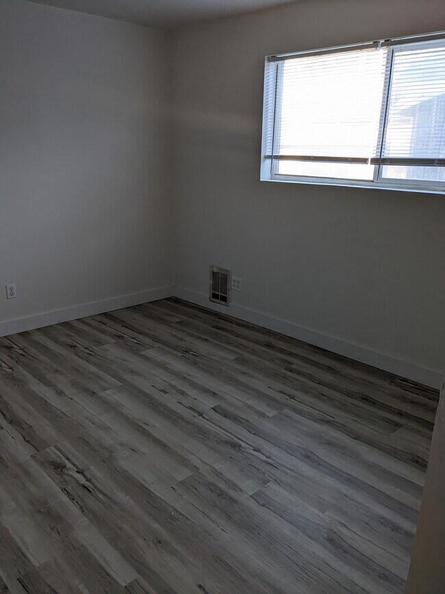 Building Photo - 2205 Oak Ave