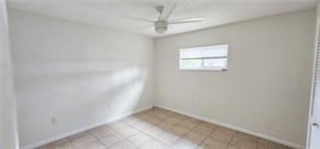 Building Photo - Cute 2/1 duplex - Freshly painted