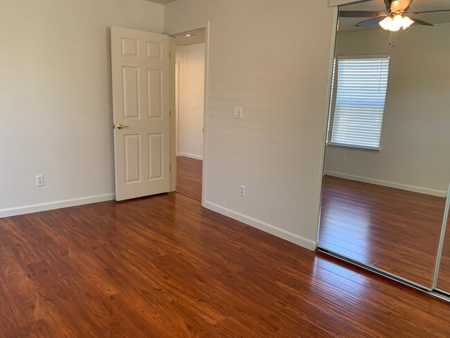 Building Photo - Spacious 4 bedroom 2.5 Bathroom Gold River...