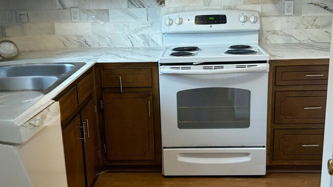 Building Photo - 905 Park Pl NE