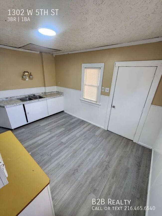 Building Photo - 1302 W 5th St