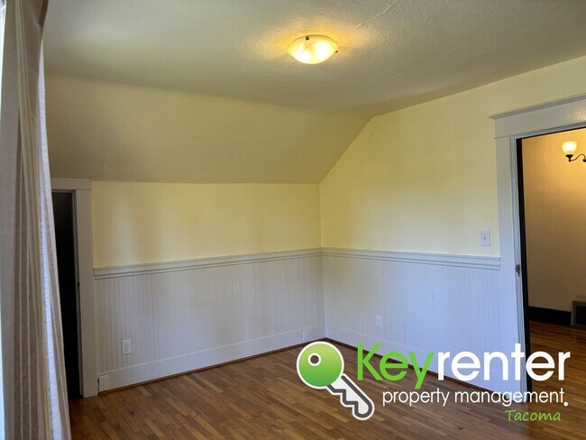 Building Photo - One of a Kind Craftsman House in Tacoma!
