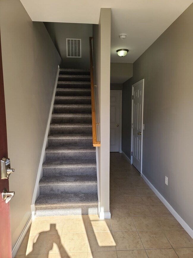Building Photo - 3 bedroom,  2 1/2 bath town home in Waynesboro PA END UNIT