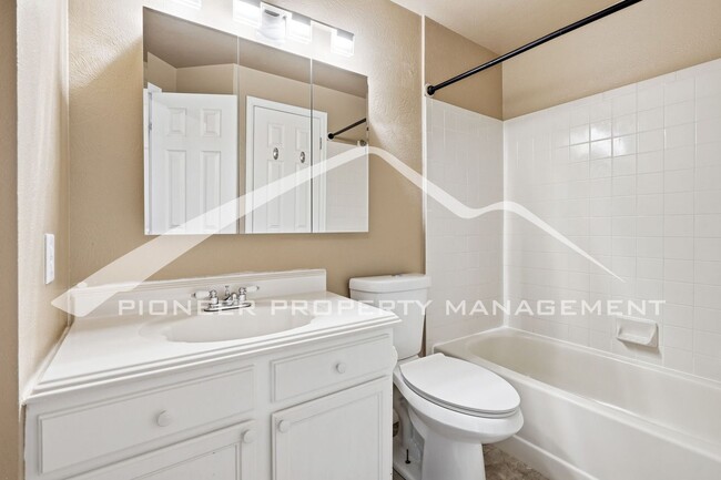 Building Photo - Charming home in Longmont