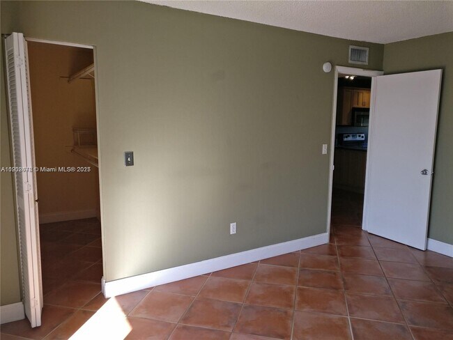 Building Photo - 1801 S Treasure Dr