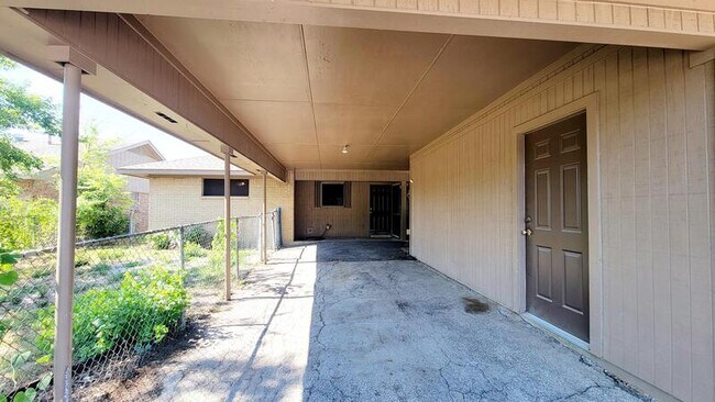 Building Photo - Stanford St 3102 - A