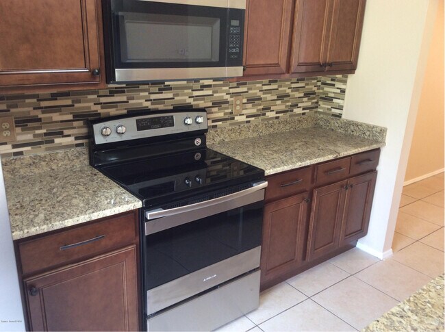 Building Photo - 706 Davidson St SE