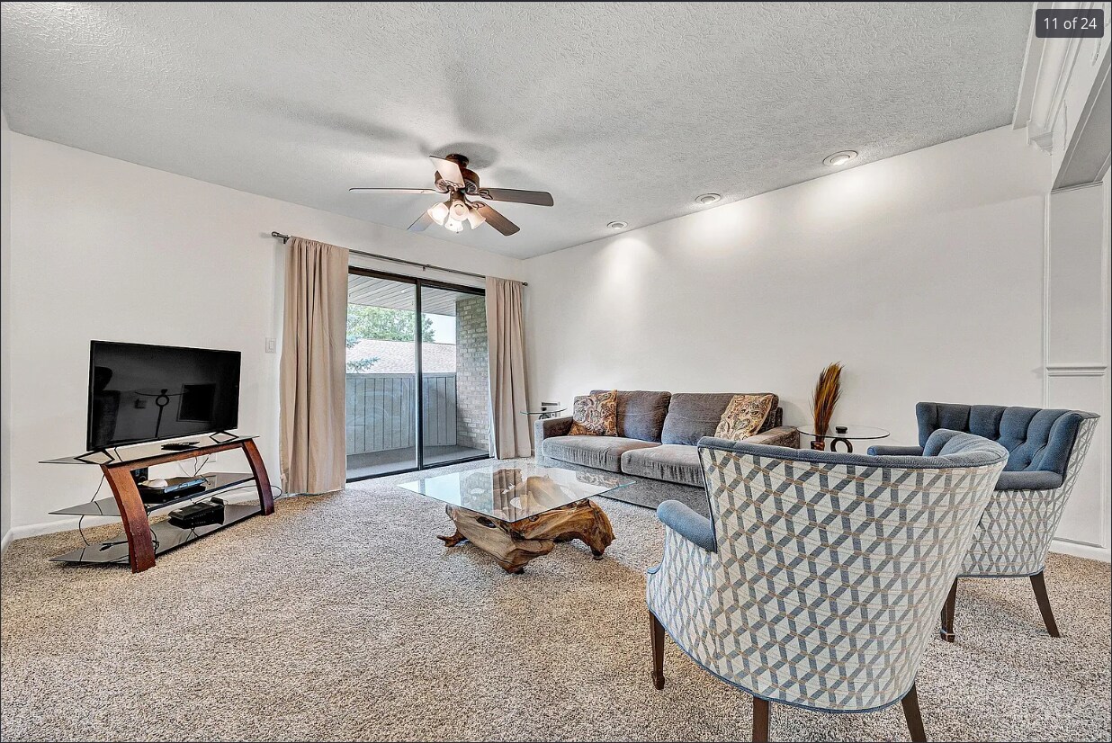 Open layout livingroom - 5260 Crossbow Cir