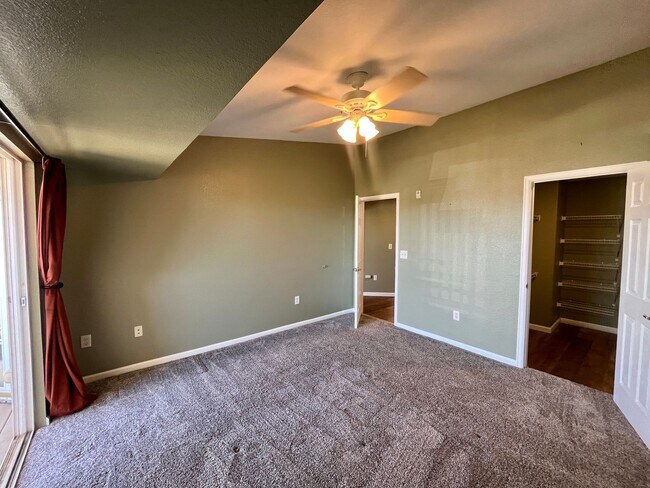 Building Photo - 1 bed 1 bath w/ Beautiful Mountain views!