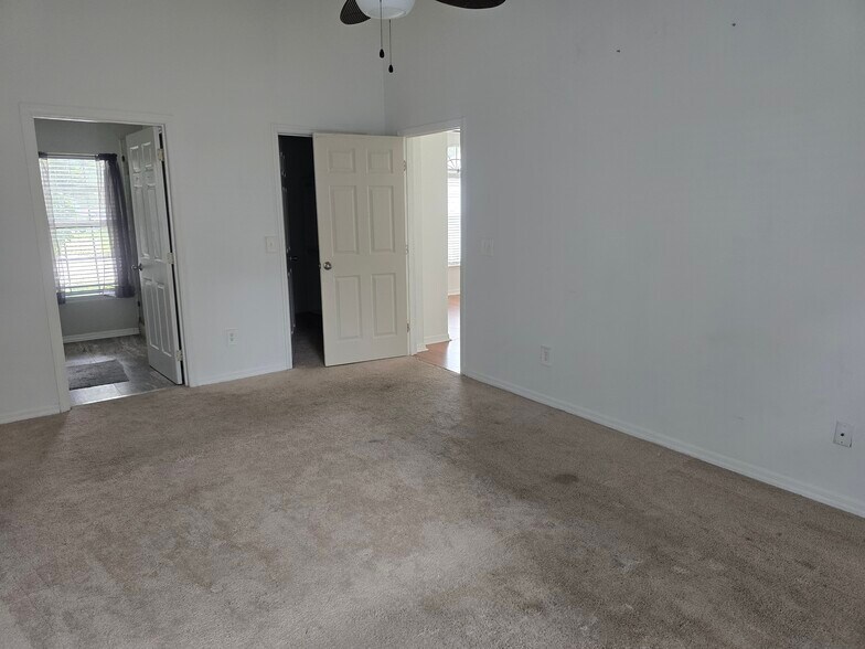 Master - 2169 Saint Martins Dr W