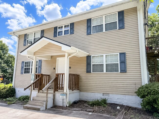 Building Photo - 402 Hall St