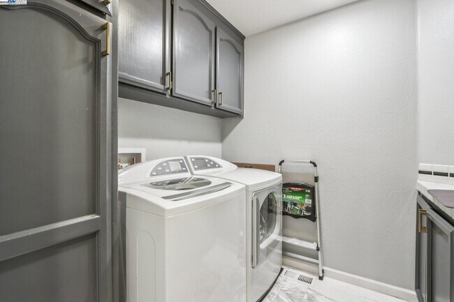 Building Photo - 3745 Deer Trail Ct