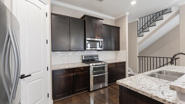 Building Photo - 922 W 20th St