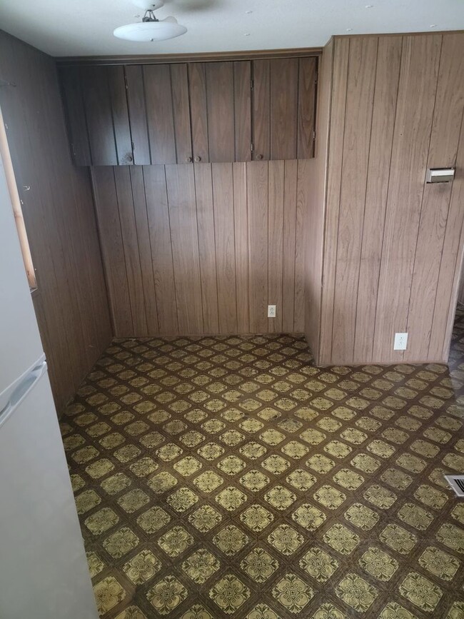 Building Photo - Small 2 bed MH